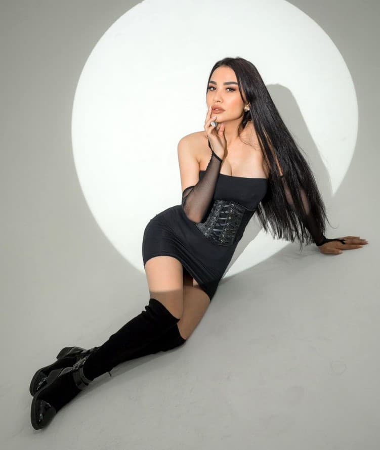 Amida, brunette vrouwelijke escort Amsterdam