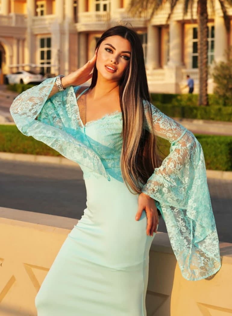 Monica, brunette curvy escort Almere