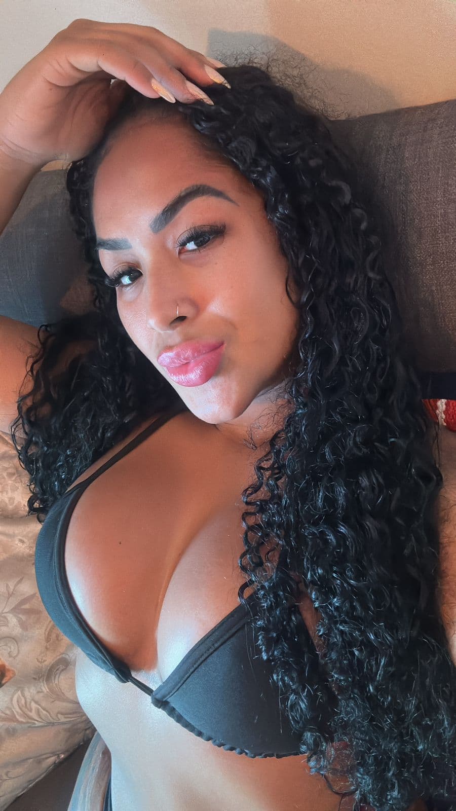 Ayarla, brunette curvy escort Rotterdam