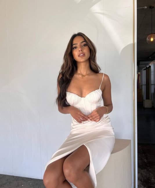 Seren, brunette slanke escort Eindhoven