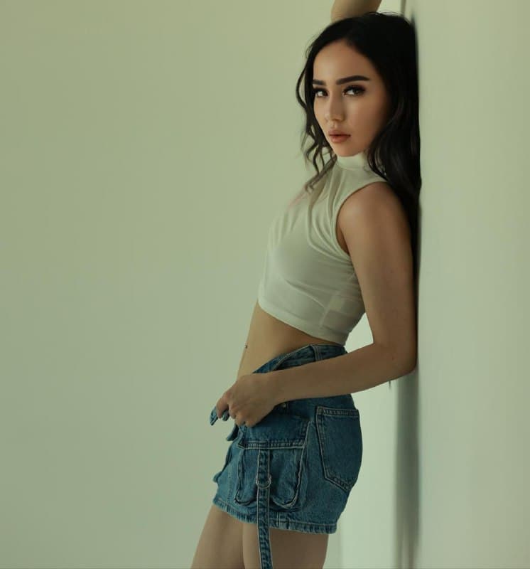 Malika, brunette tengere escort Amsterdam
