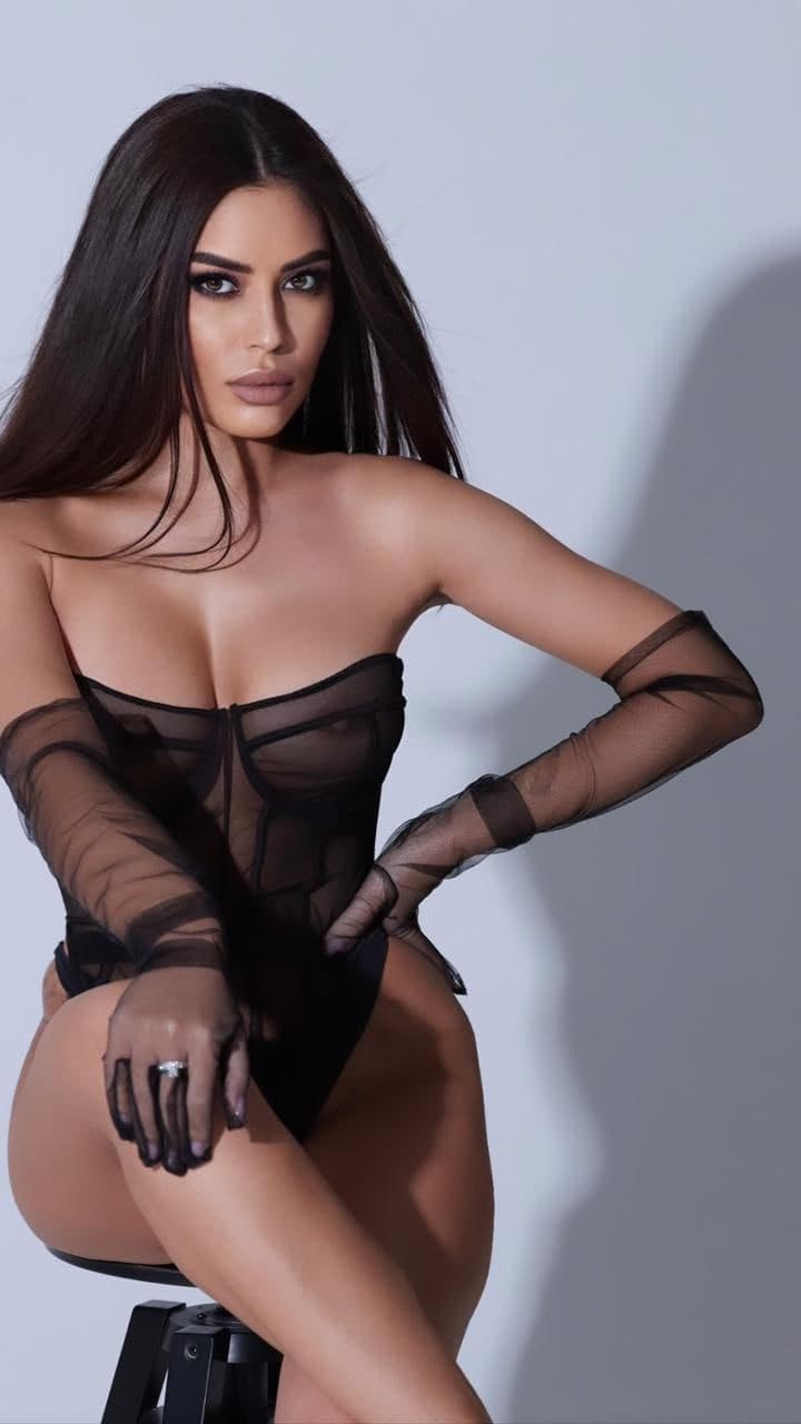 Mila, brunette curvy escort Amsterdam