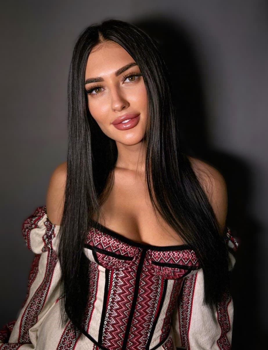Alexandra, brunette fitte escort Amsterdam