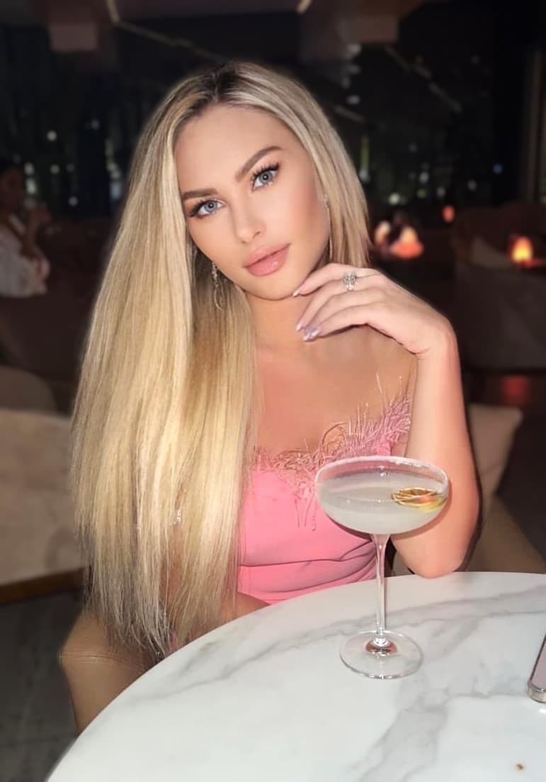 Aksena, blonde vrouwelijke escort Rotterdam