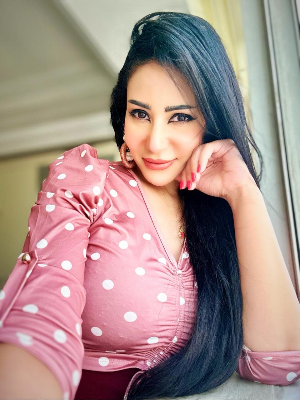Immi, brunette petite escort Amsterdam