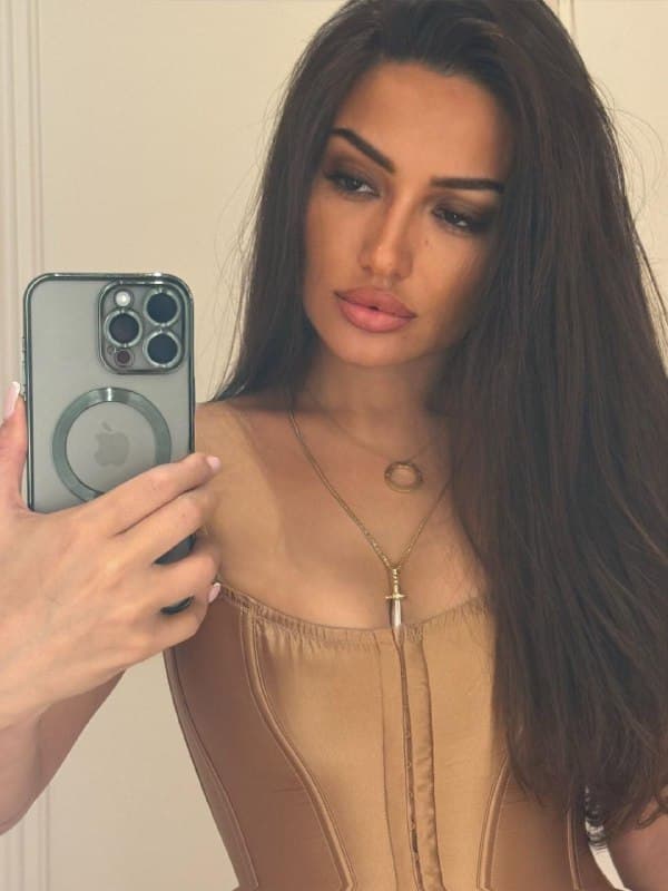 Rose, brunette slanke escort Amsterdam