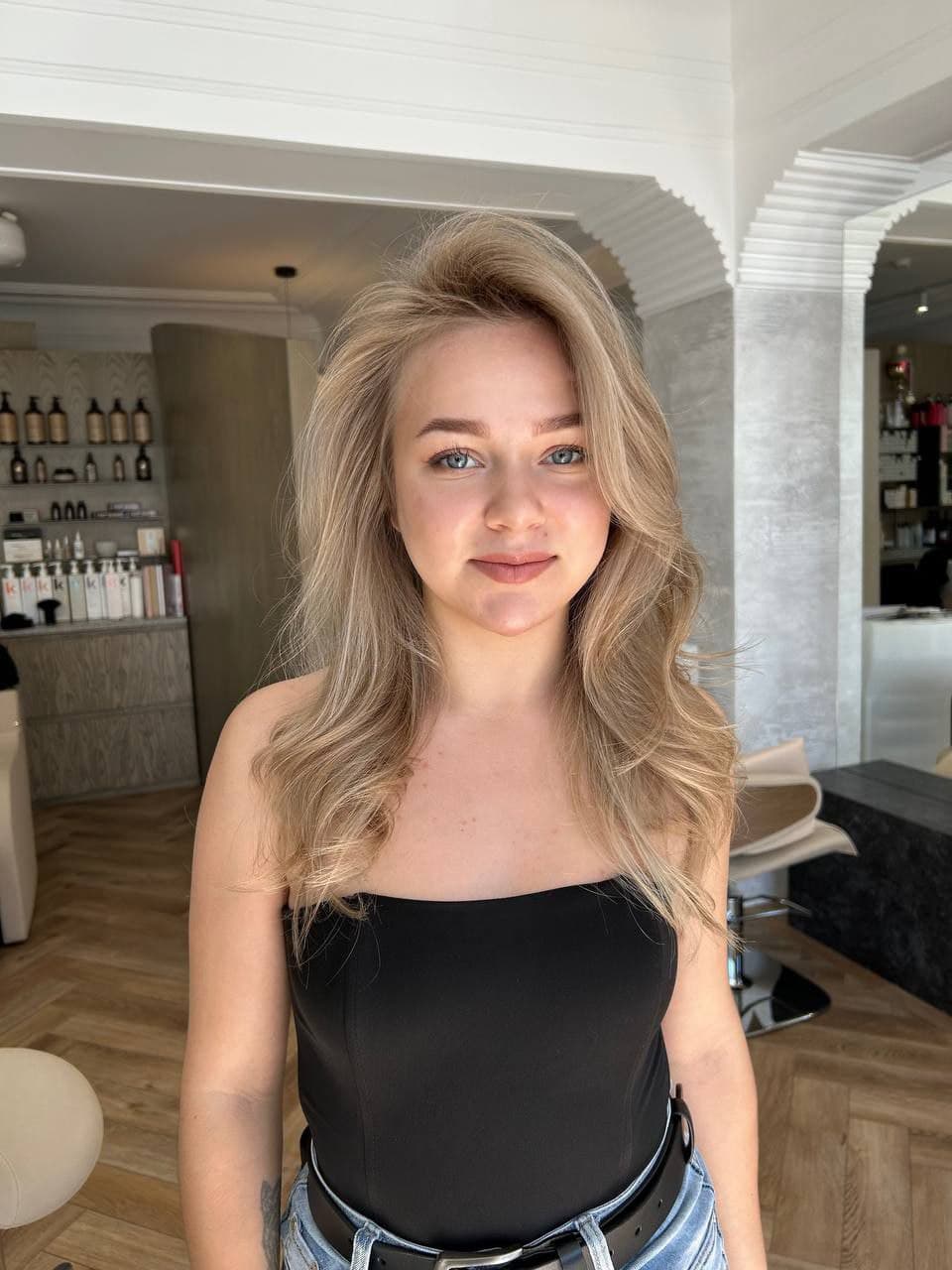 Khelsi, blonde tengere escort Eindhoven