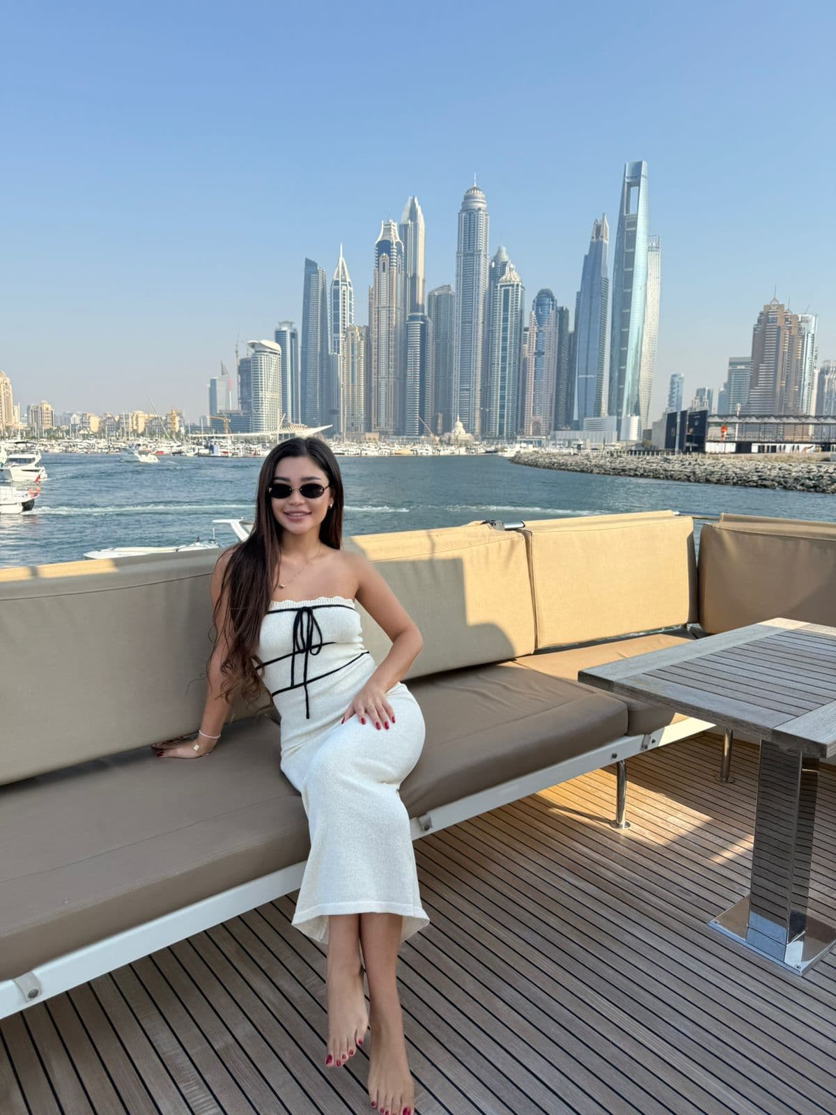 Karen, brunette petite escort Almere