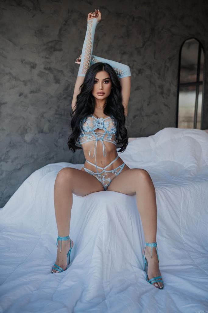 Vivienne, brunette fitte escort Apeldoorn