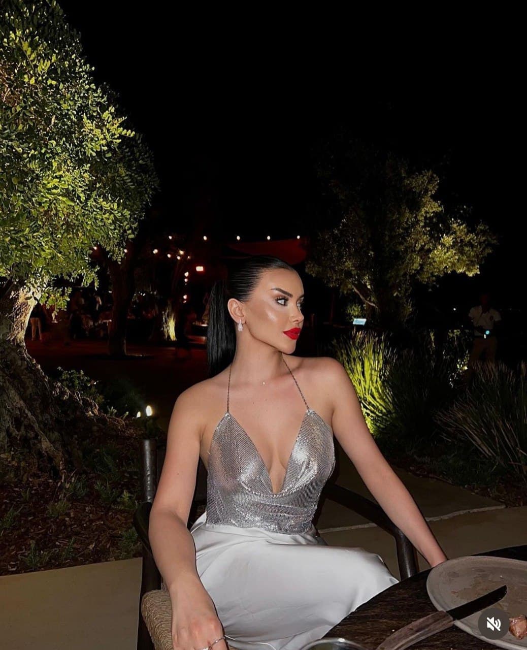 Nora, brunette petite escort Rotterdam