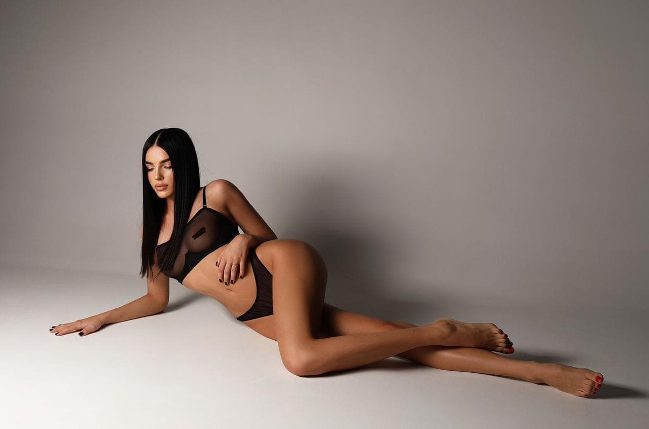 Nastya, brunette fitte escort Den Haag
