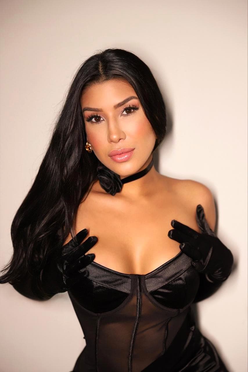 Mel, brunette curvy escort Tilburg