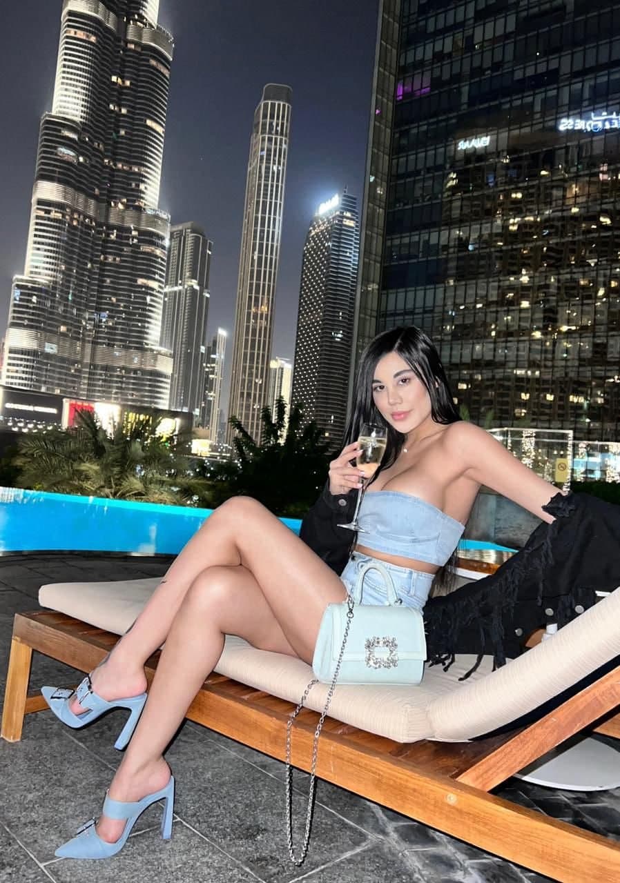 Astrit, brunette slanke escort Tilburg