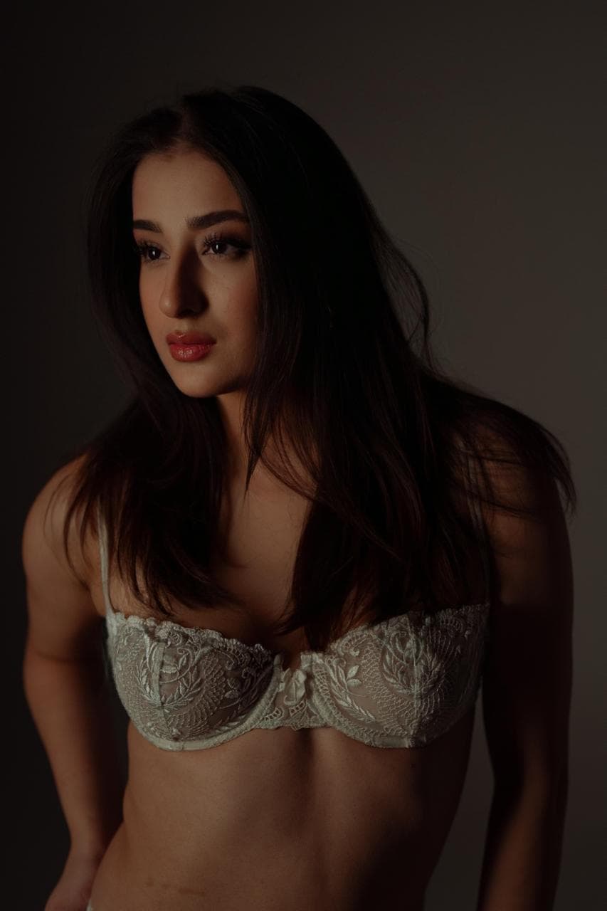Lima, brunette petite escort Den Haag