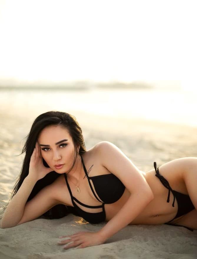 Malika, brunette slanke escort Apeldoorn