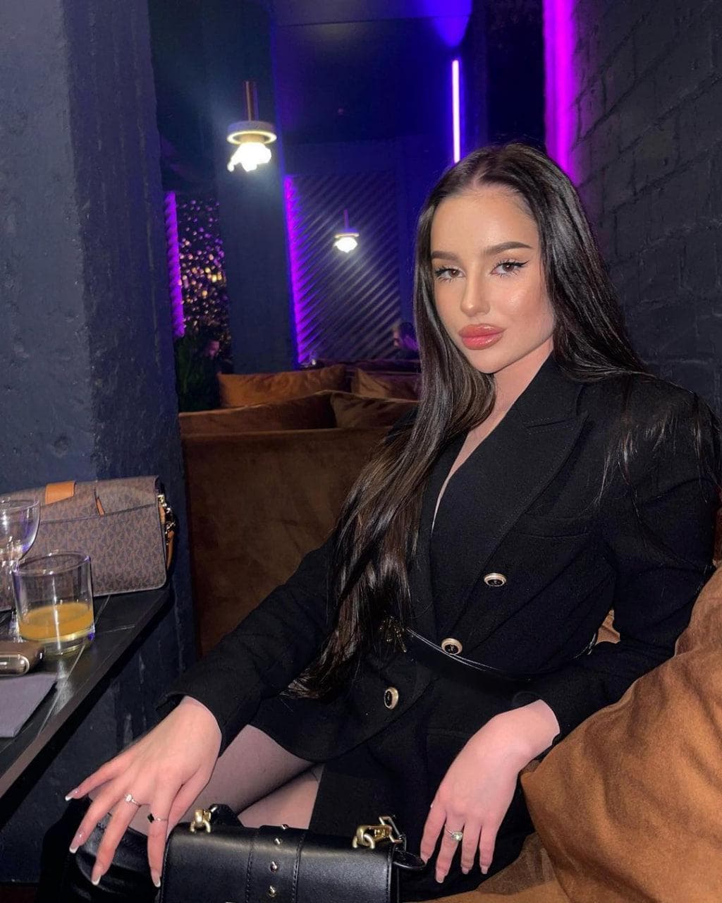 Kylie, brunette petite escort Rotterdam