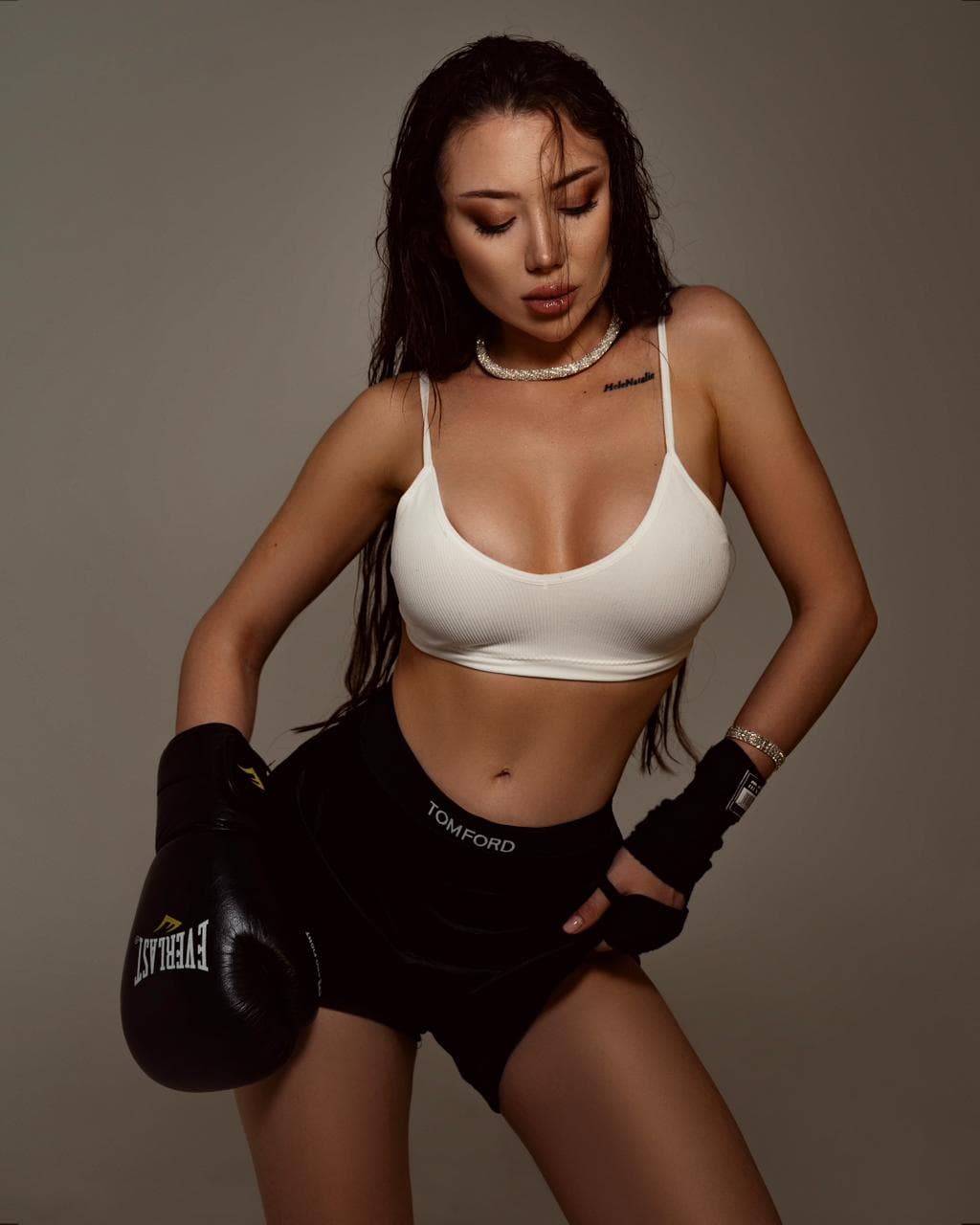 Katerina, brunette slanke escort Tilburg