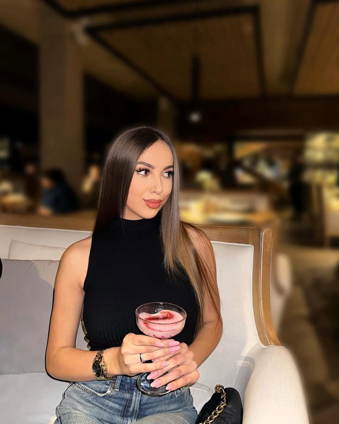 Alessia, brunette slanke escort Almere