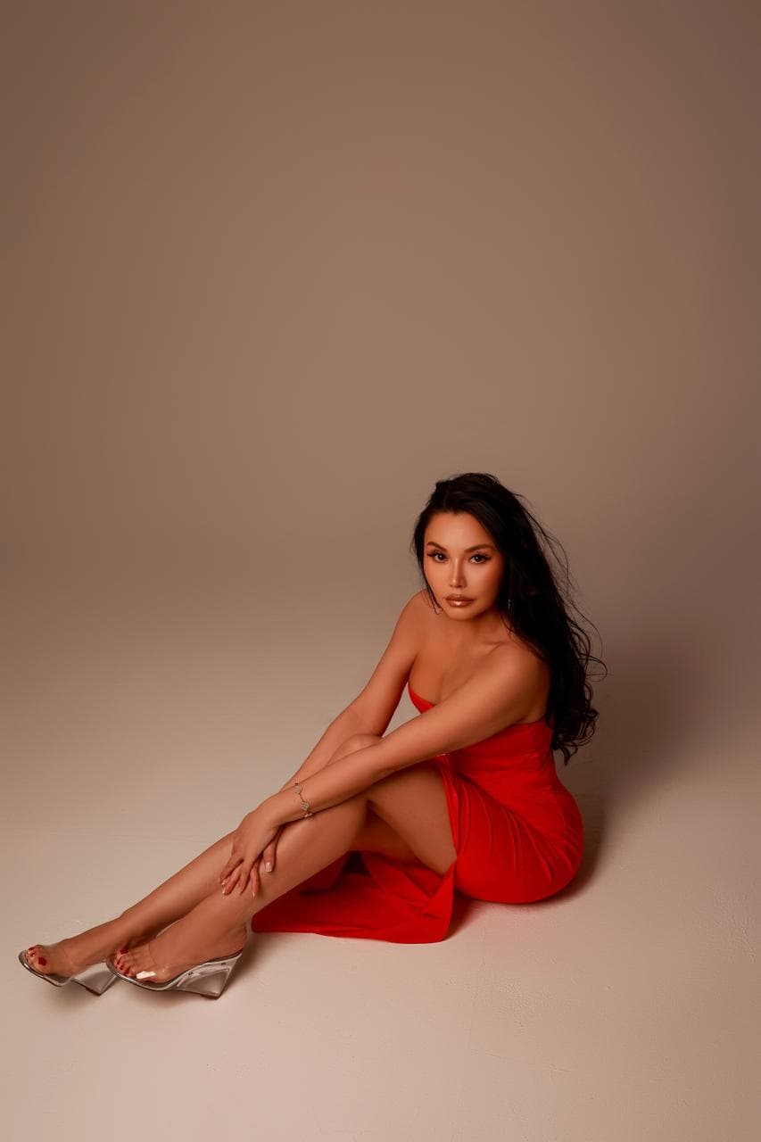 Azaliya, brunette tengere escort Enschede