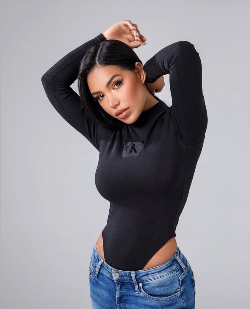 Anika, brunette fitte escort Enschede
