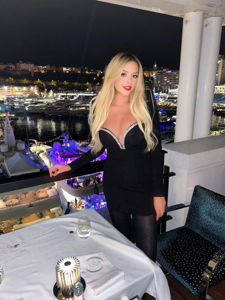 Rachel, blonde slanke escort Utrecht
