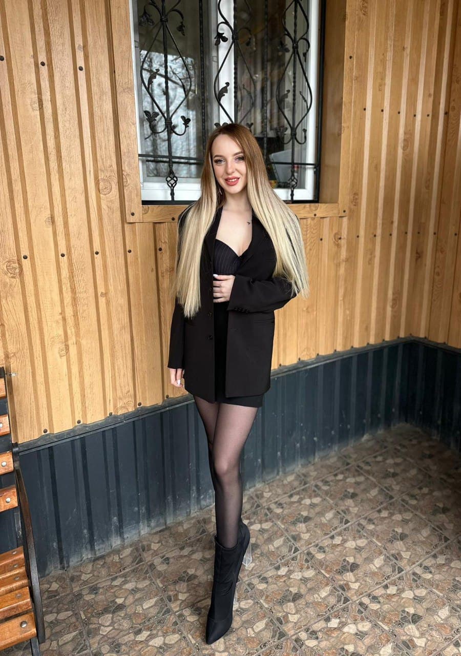 Asya, blonde petite escort Breda