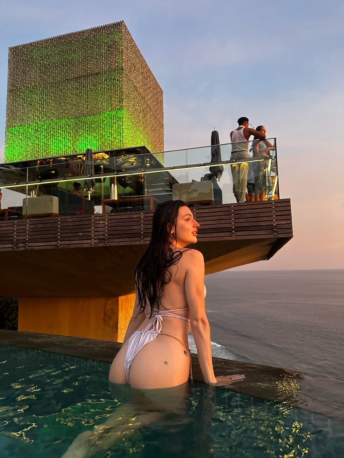 Kari, brunette tengere escort Nijmegen